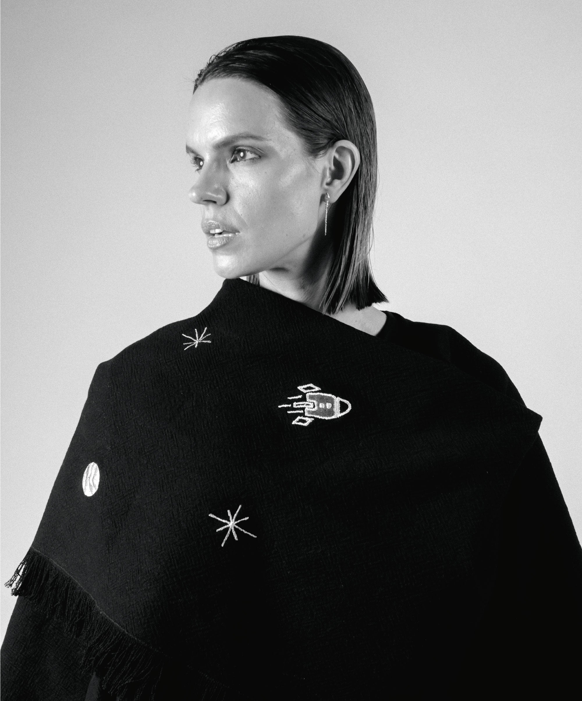 NO GRAVITY BLACK PONCHO